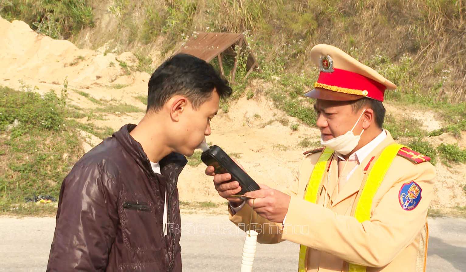 Cảnh sát giao thông trật tự (Công an huyện Nậm Nhùn) kiểm tra nồng độ cồn người tham gia giao thông.